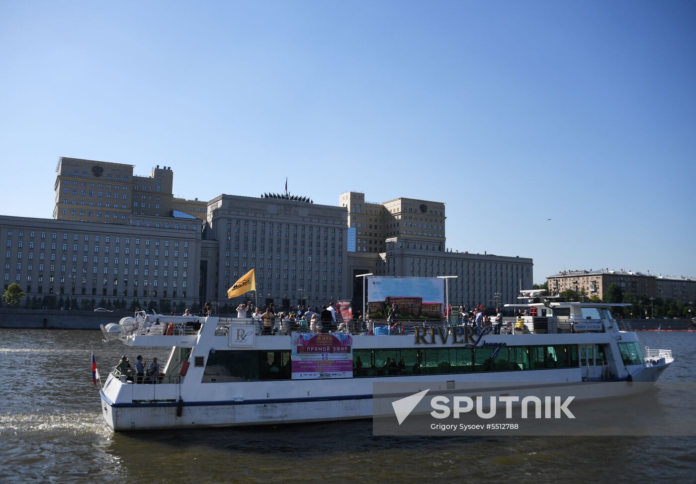 Next Proekt 3D graffiti world championship on River Moskva