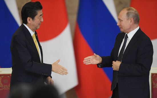 Vladimir Putin holds talks with Japanese Prime Minister Shinzo Abe