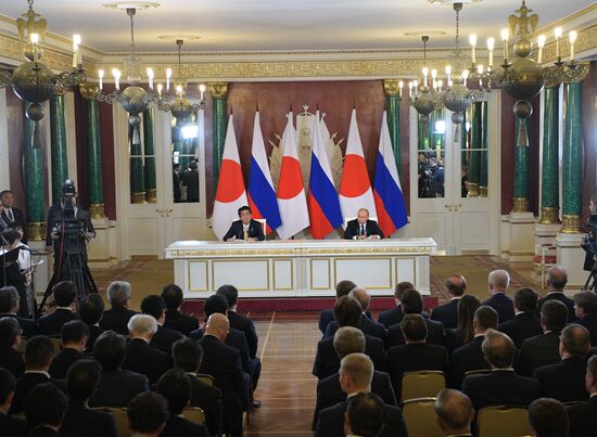 Vladimir Putin holds talks with Japanese Prime Minister Shinzo Abe