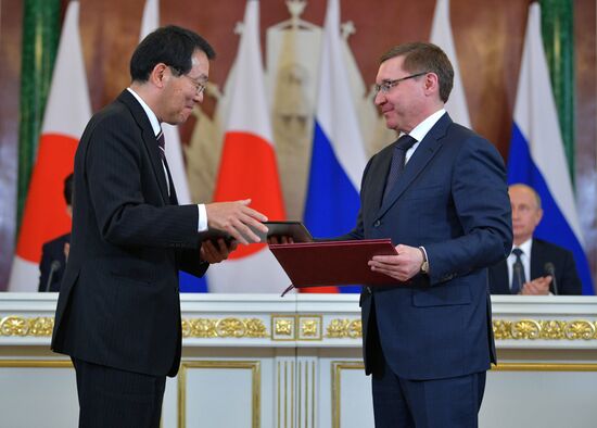 Vladimir Putin holds talks with Japanese Prime Minister Shinzo Abe