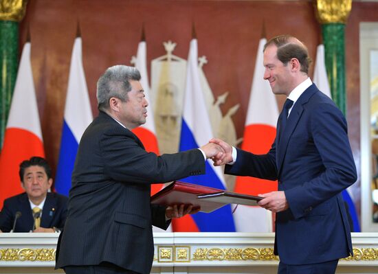 Vladimir Putin holds talks with Japanese Prime Minister Shinzo Abe