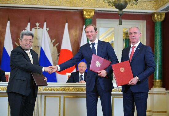 Vladimir Putin holds talks with Japanese Prime Minister Shinzo Abe