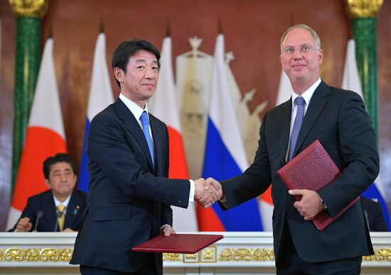 Vladimir Putin holds talks with Japanese Prime Minister Shinzo Abe