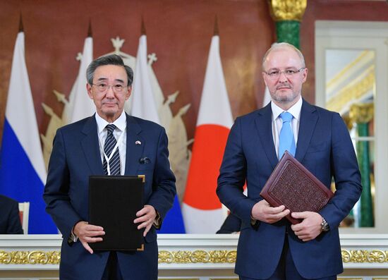 Vladimir Putin holds talks with Japanese Prime Minister Shinzo Abe