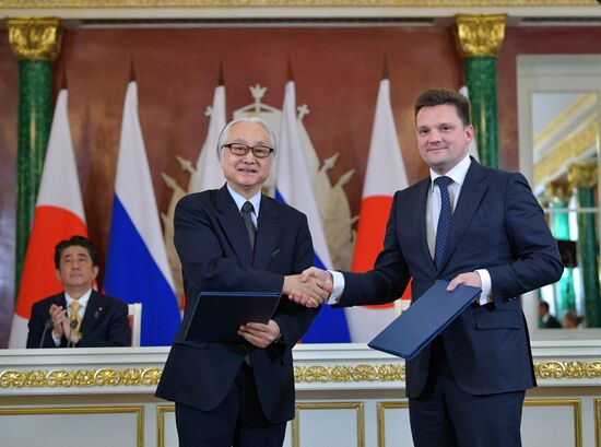 Vladimir Putin holds talks with Japanese Prime Minister Shinzo Abe