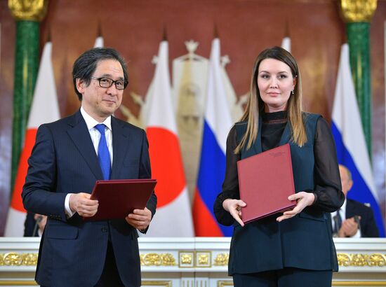 Vladimir Putin holds talks with Japanese Prime Minister Shinzo Abe