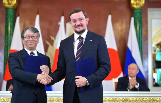 Vladimir Putin holds talks with Japanese Prime Minister Shinzo Abe
