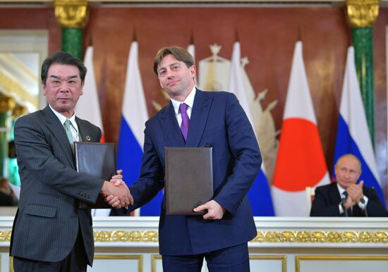Vladimir Putin holds talks with Japanese Prime Minister Shinzo Abe