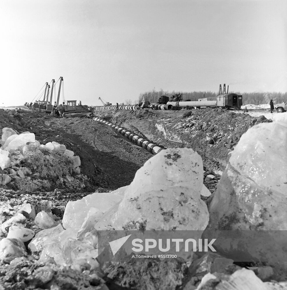 Construction of Samotlor-Aleksandrovskaya oil pipeline