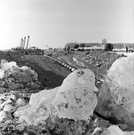 Construction of Samotlor-Aleksandrovskaya oil pipeline