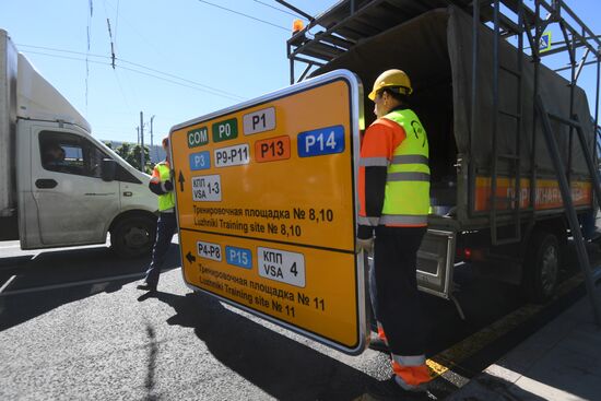 Installing street signs for 2018 FIFA World Cup