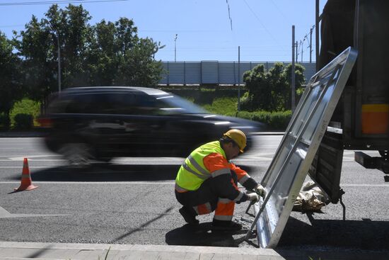 Installing street signs for 2018 FIFA World Cup