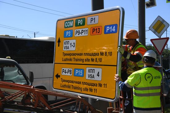 Installing street signs for 2018 FIFA World Cup