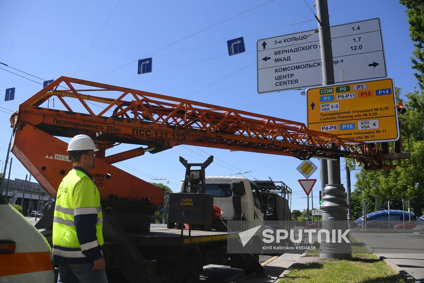 Installing street signs for 2018 FIFA World Cup