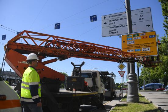 Installing street signs for 2018 FIFA World Cup
