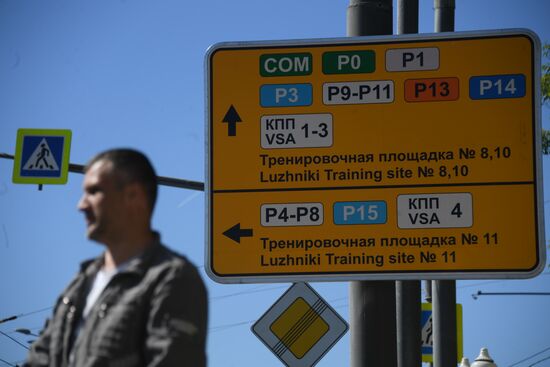 Installing street signs for 2018 FIFA World Cup