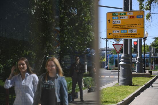 Installing street signs for 2018 FIFA World Cup