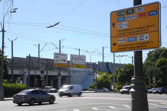 Installing street signs for 2018 FIFA World Cup