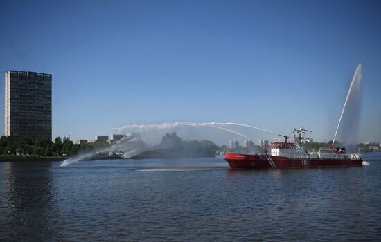 Nadezhda fireboat