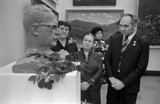 Exhibition marking 25th anniversary of USSR Academy of Arts