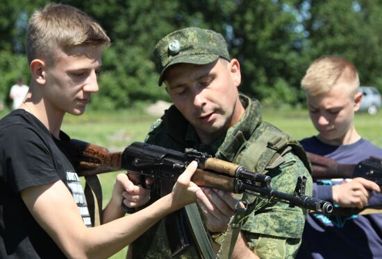 School students practice in firing from Kalashnikov rifle in Donetsk People’s Republic