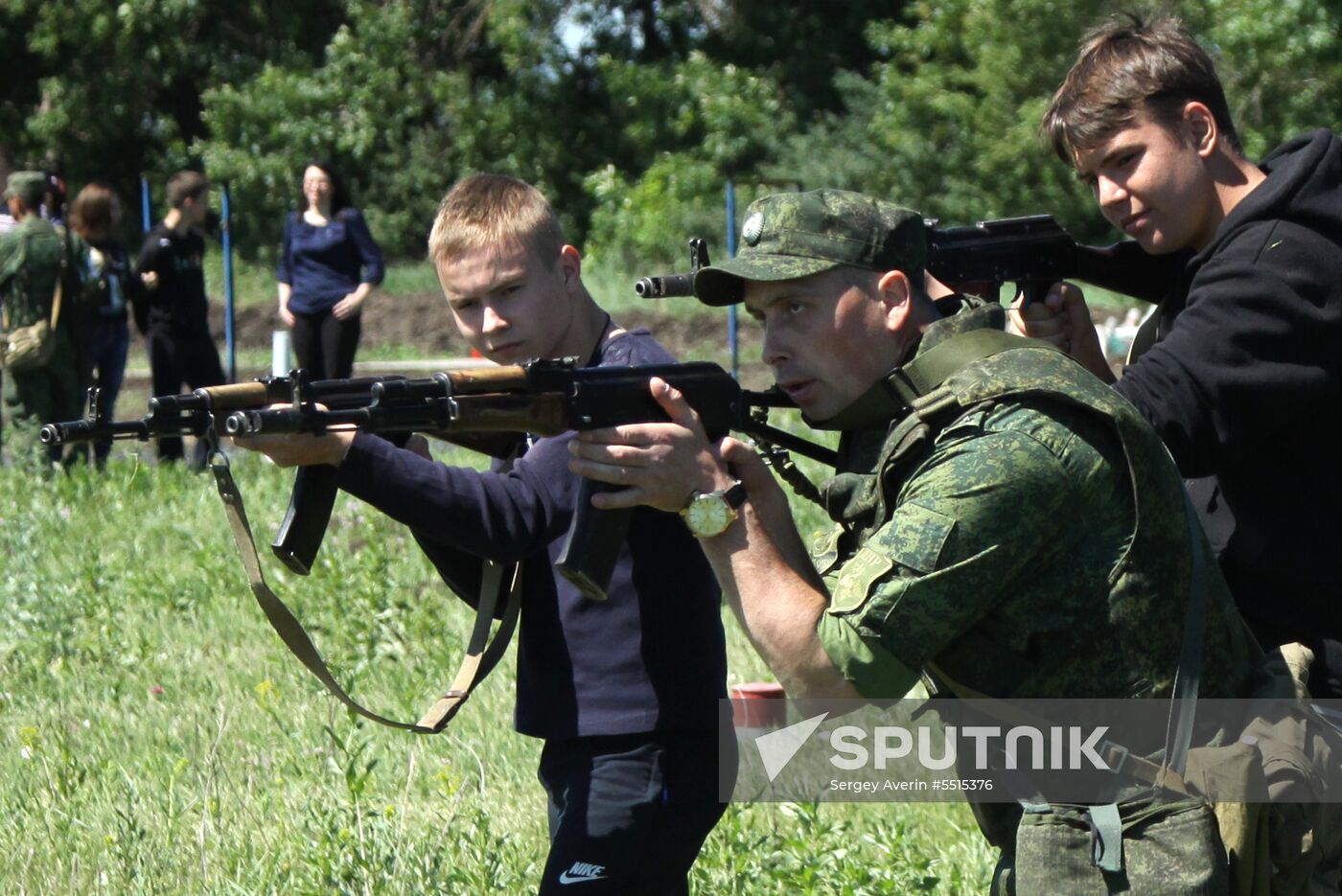 School students practice in firing from Kalashnikov rifle in Donetsk People’s Republic