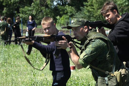 School students practice in firing from Kalashnikov rifle in Donetsk People’s Republic