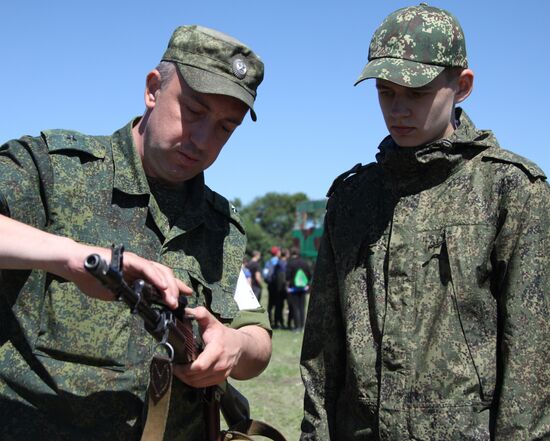 School students practice in firing from Kalashnikov rifle in Donetsk People’s Republic