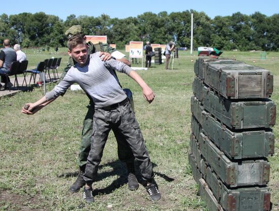School students practice in firing from Kalashnikov rifle in Donetsk People’s Republic