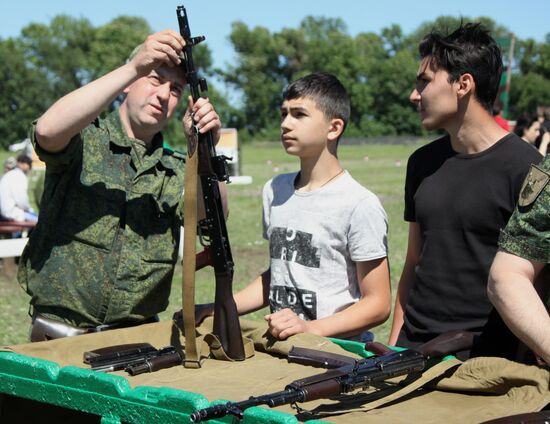 School students practice in firing from Kalashnikov rifle in Donetsk People’s Republic