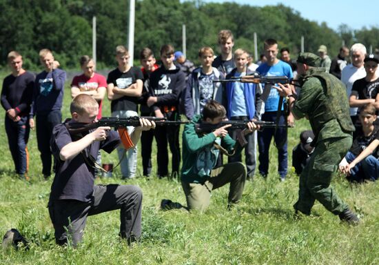 School students practice in firing from Kalashnikov rifle in Donetsk People’s Republic