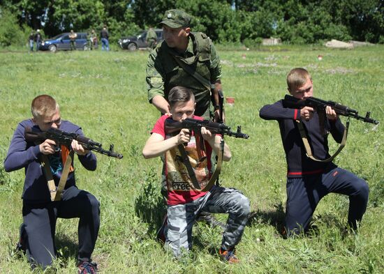 School students practice in firing from Kalashnikov rifle in Donetsk People’s Republic