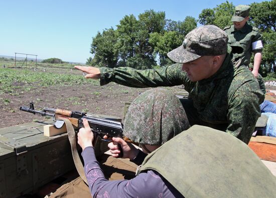 School students practice in firing from Kalashnikov rifle in Donetsk People’s Republic
