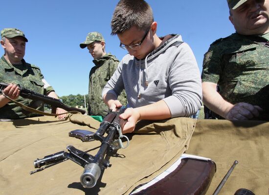 School students practice in firing from Kalashnikov rifle in Donetsk People’s Republic
