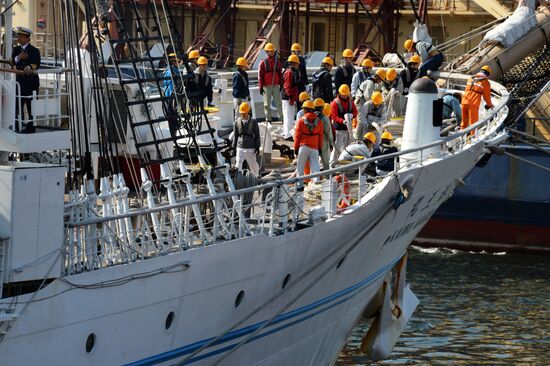 Japan's Kaiwo Maru tall ship welcomed at Vladivostok port