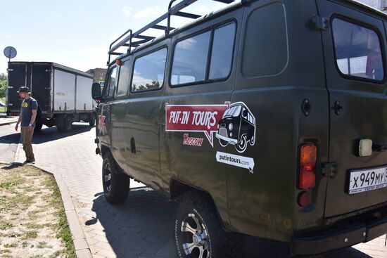 Put-in tours minivan