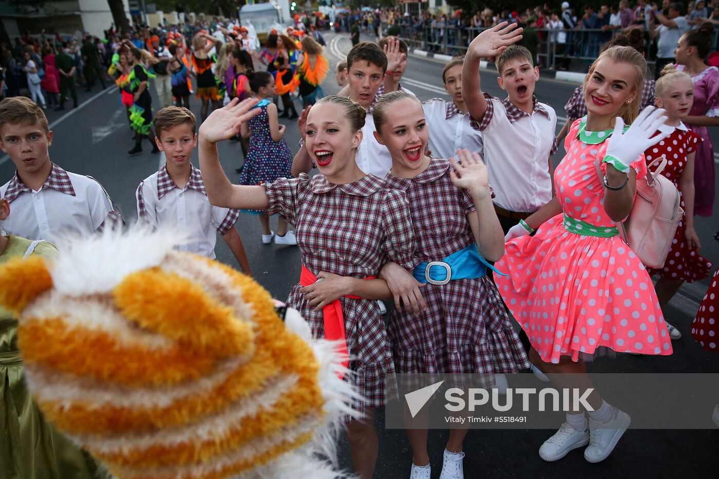 Participants in a carnival procession on the streets of Gelendzhik devoted to the opening of a new holiday season. Location: Russia, Gelendzhik. Author: Vitaly Timkiv/Sputnik. Carnival in Gelendzhik