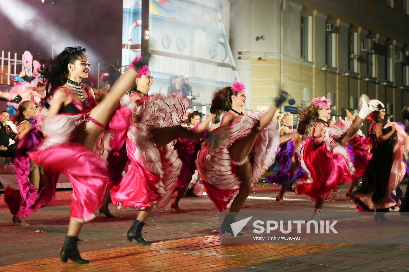 A performance by artists devoted to the opening of a new holiday season in Gelendzhik. Location: Russia, Gelendzhik. Author: Vitaly Timkiv/Sputnik. Carnival in Gelendzhik