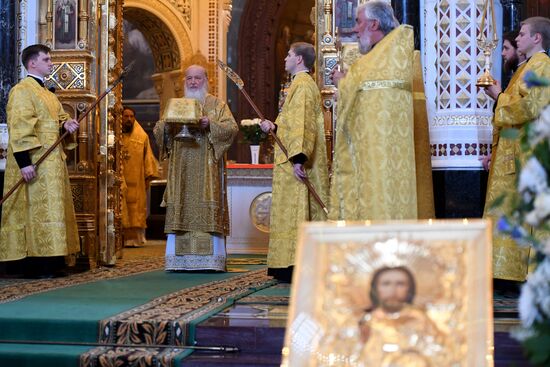 Russian Minister of Internal Affairs Vladimir Kolokoltsev passes ancient icons to Patriarch Kirill