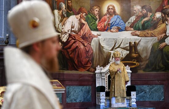 Russian Minister of Internal Affairs Vladimir Kolokoltsev passes ancient icons to Patriarch Kirill