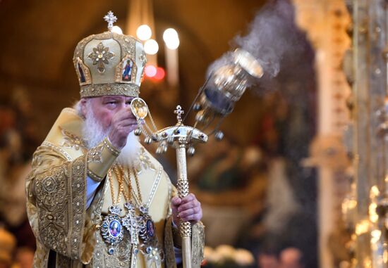 Russian Minister of Internal Affairs Vladimir Kolokoltsev passes ancient icons to Patriarch Kirill