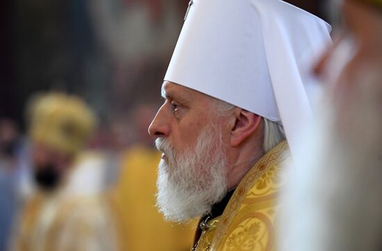 Russian Minister of Internal Affairs Vladimir Kolokoltsev passes ancient icons to Patriarch Kirill