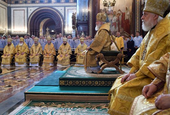 Russian Minister of Internal Affairs Vladimir Kolokoltsev passes ancient icons to Patriarch Kirill