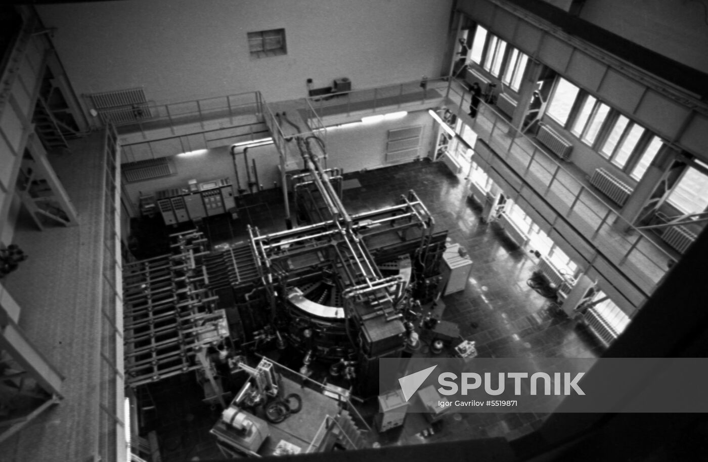Tokamak-10 thermonuclear reactor