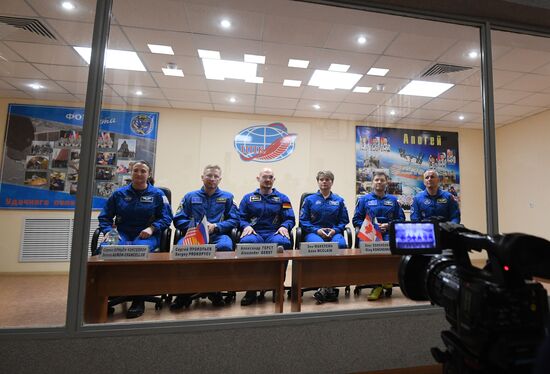 News conference with ISS-56/57 main and backup crews