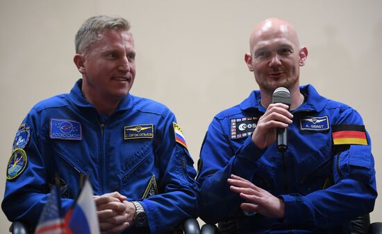 News conference with ISS-56/57 main and backup crews