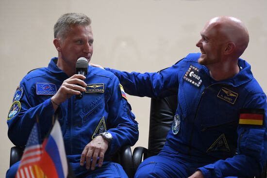 News conference with ISS-56/57 main and backup crews