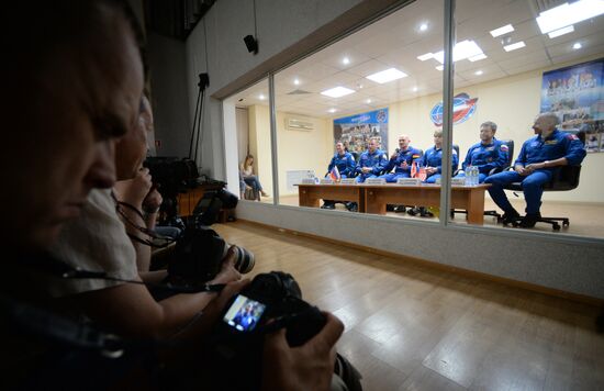 News conference with ISS-56/57 main and backup crews