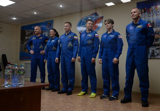 News conference with ISS-56/57 main and backup crews