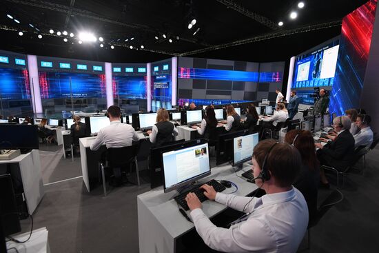 Call center of Direct Line with President Vladimir Putin in Gostiny Dvor